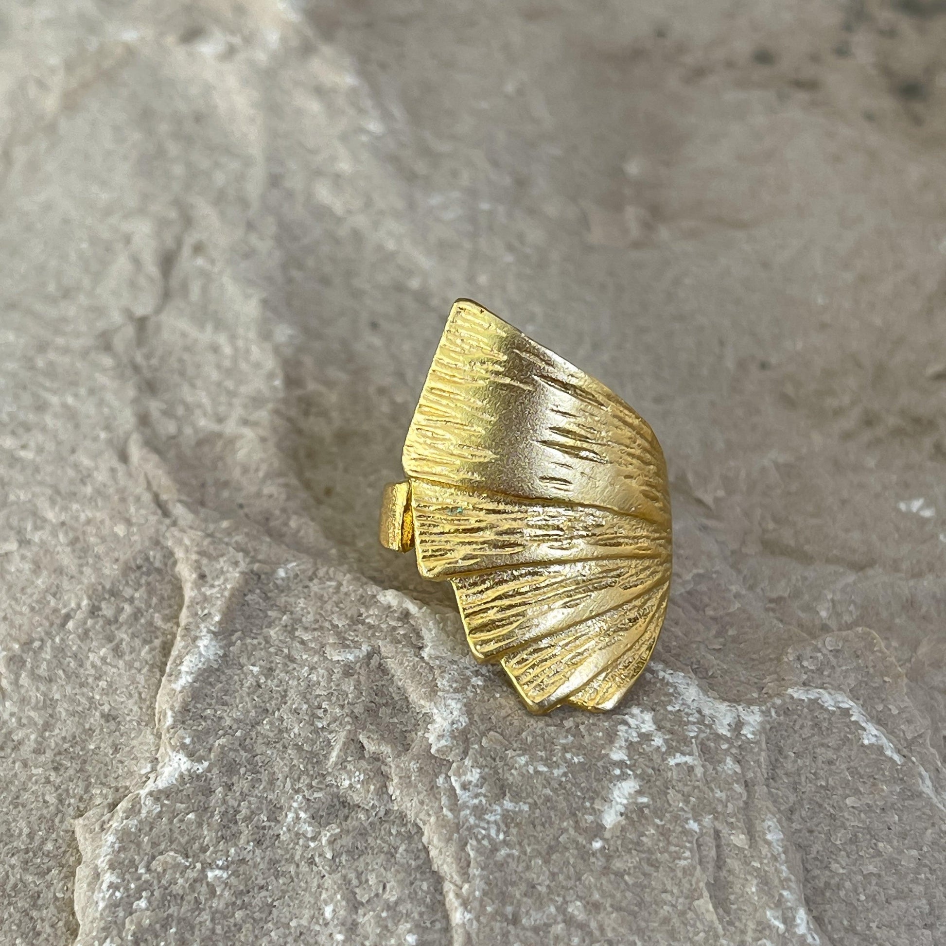 Seychelles-gold gyűrű  ZAMAC ékszerek - Kézzel készület ékszerek a természetes, letisztult formák kedvelőinek..